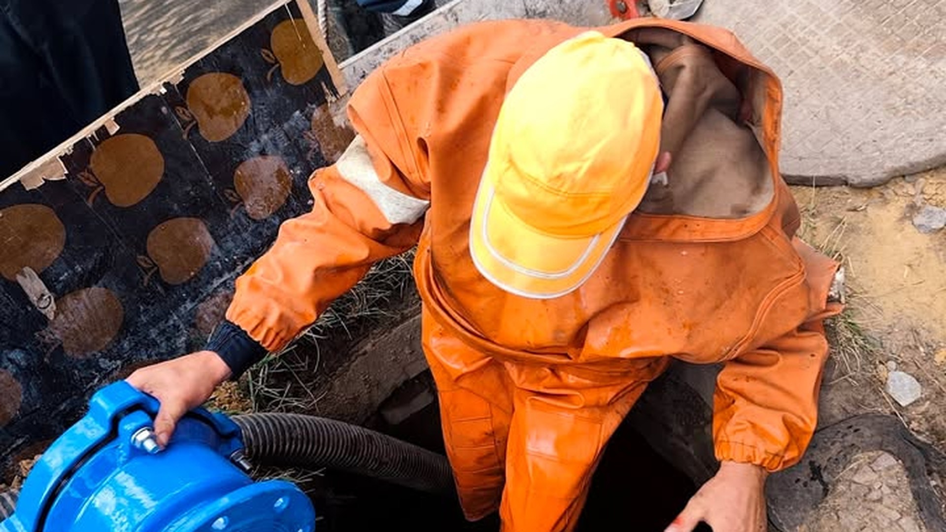 Фахівці «Львівводоканалу» завершили перепідключення нового водопроводу на вулиці Зеленій у Львові 20 серпня