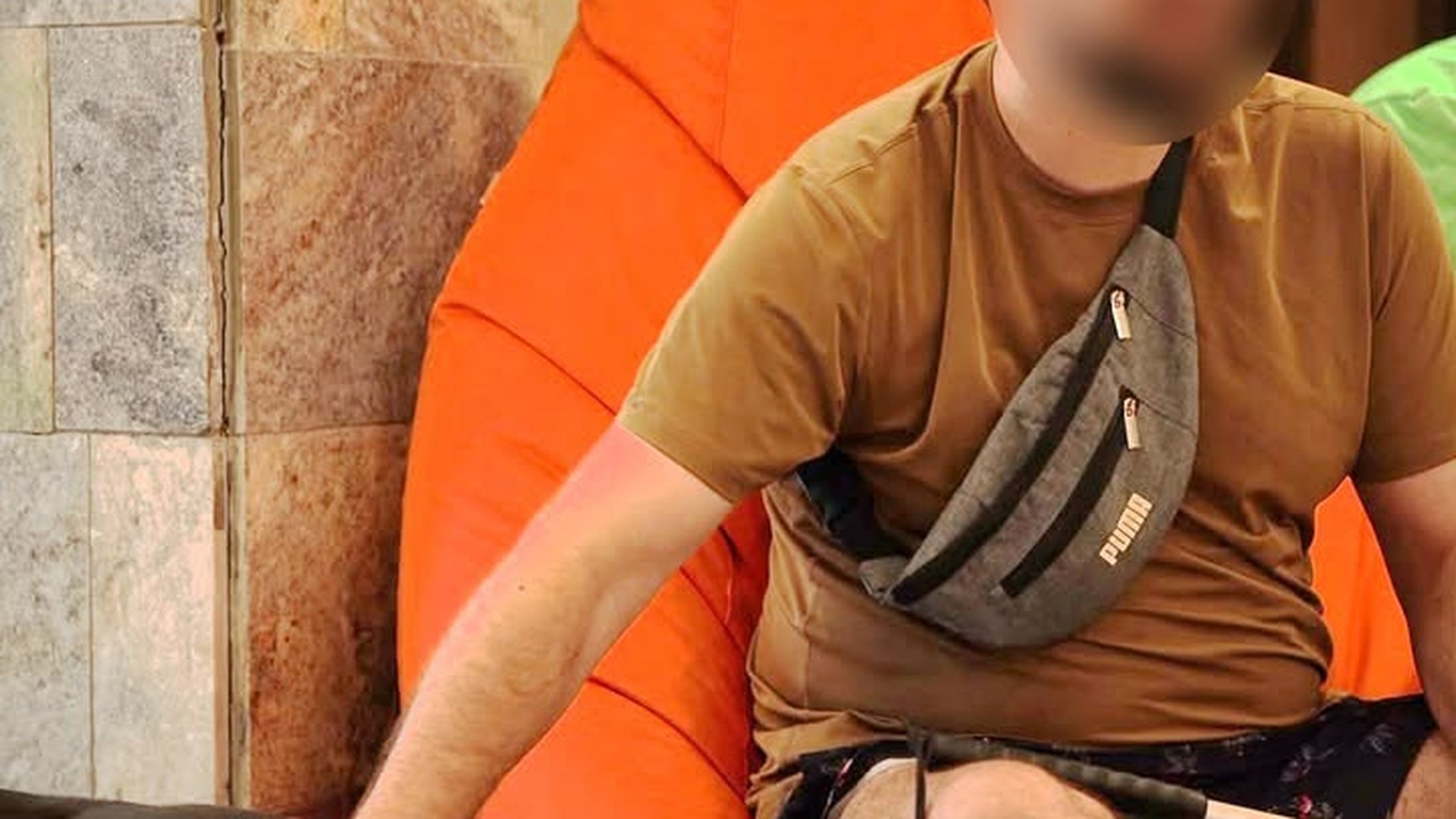 Кінолог поліції Львівщини зі службовою собакою під час сеансу психоемоційної підтримки для військовослужбовців у реабілітаційному центрі