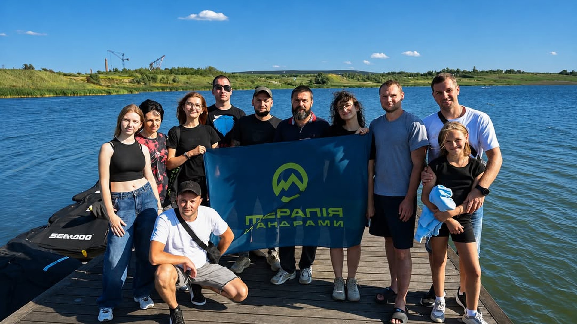 Ветерани та поранені захисники на Яворівському озері займаються серфінгом під час реабілітаційного заходу на Львівщині