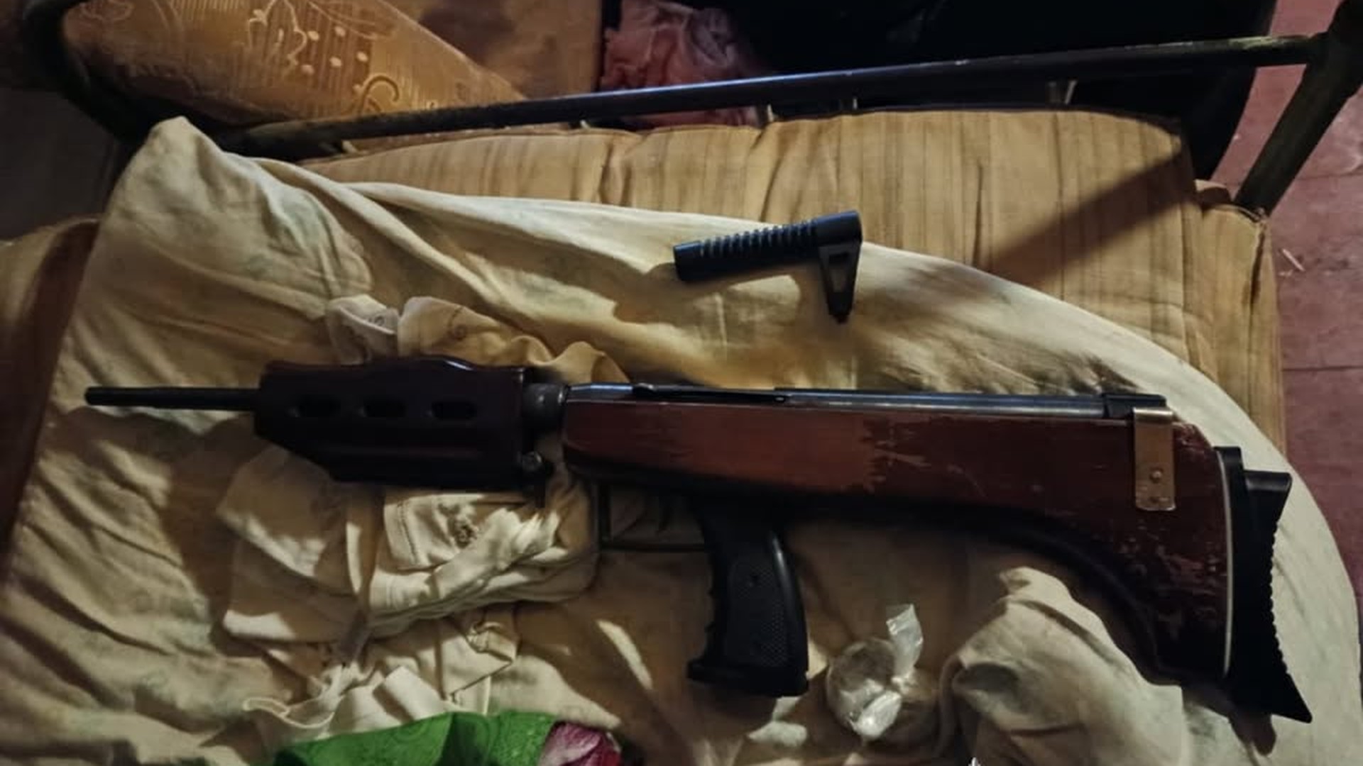 Поліцейські Самбірщини вилучили малокаліберну гвинтівку та кілька десятків патронів у 55-річного мешканця села
