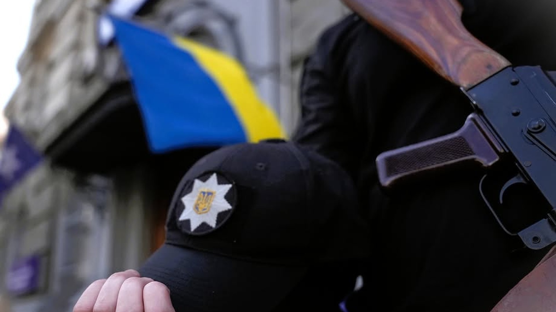 Колона поліцейських автомобілів із маячками зупинилась на проспекті Свободи у Львові під час хвилини мовчання 29 серпня