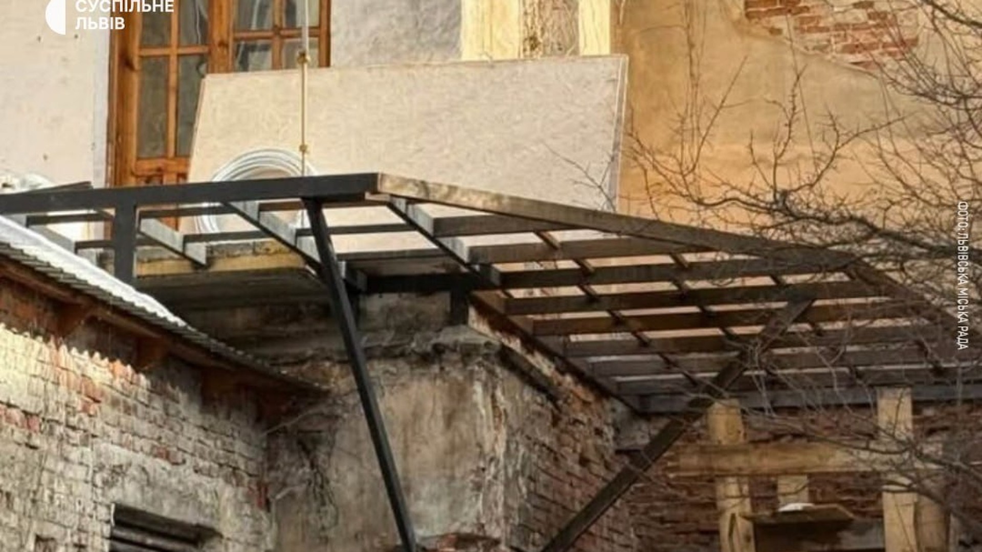Будинок-пам'ятка архітектури на вулиці Личаківській, 3 у Львові, де власниця квартири самовільно звела балкон на фасаді