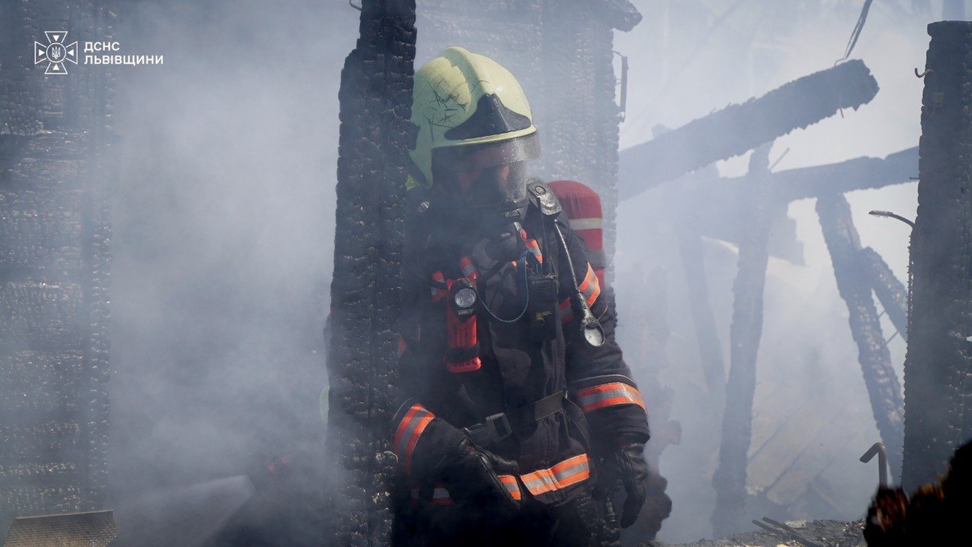 Пожежники гасять пожежу на Львівщині, де за добу зареєстровано 14 займань і врятовано 5 будівель