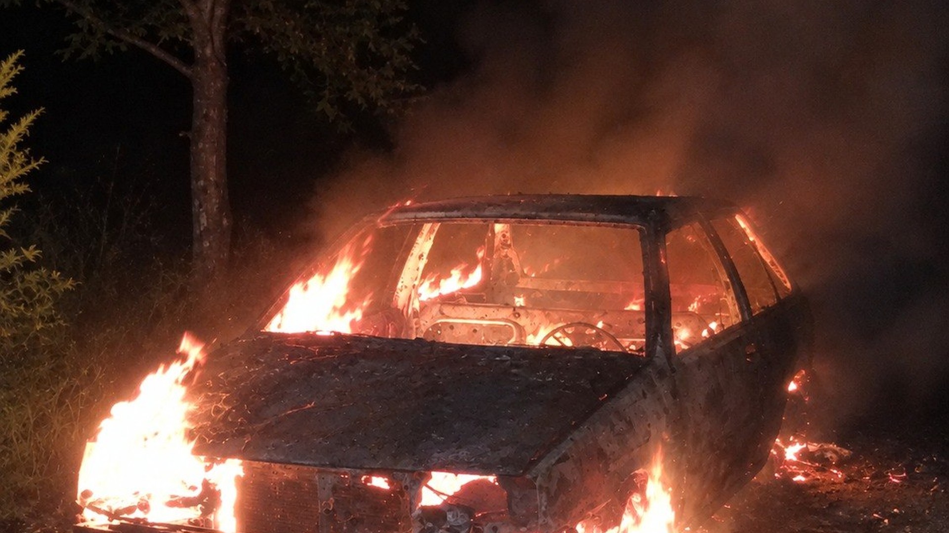 Рятувальники ліквідують пожежу в легковому автомобілі ВАЗ-2108 у селі Вовчатичі Стрийського району вночі 24 вересня