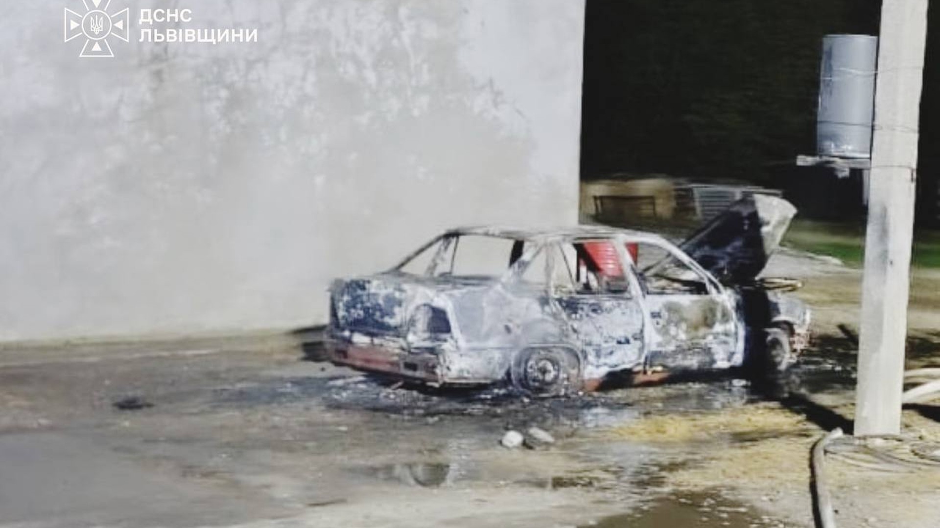Рятувальники ліквідують пожежу легкового автомобіля Daewoo Nexia у селі Єлиховичі Золочівського району, у салоні знайдено тіло