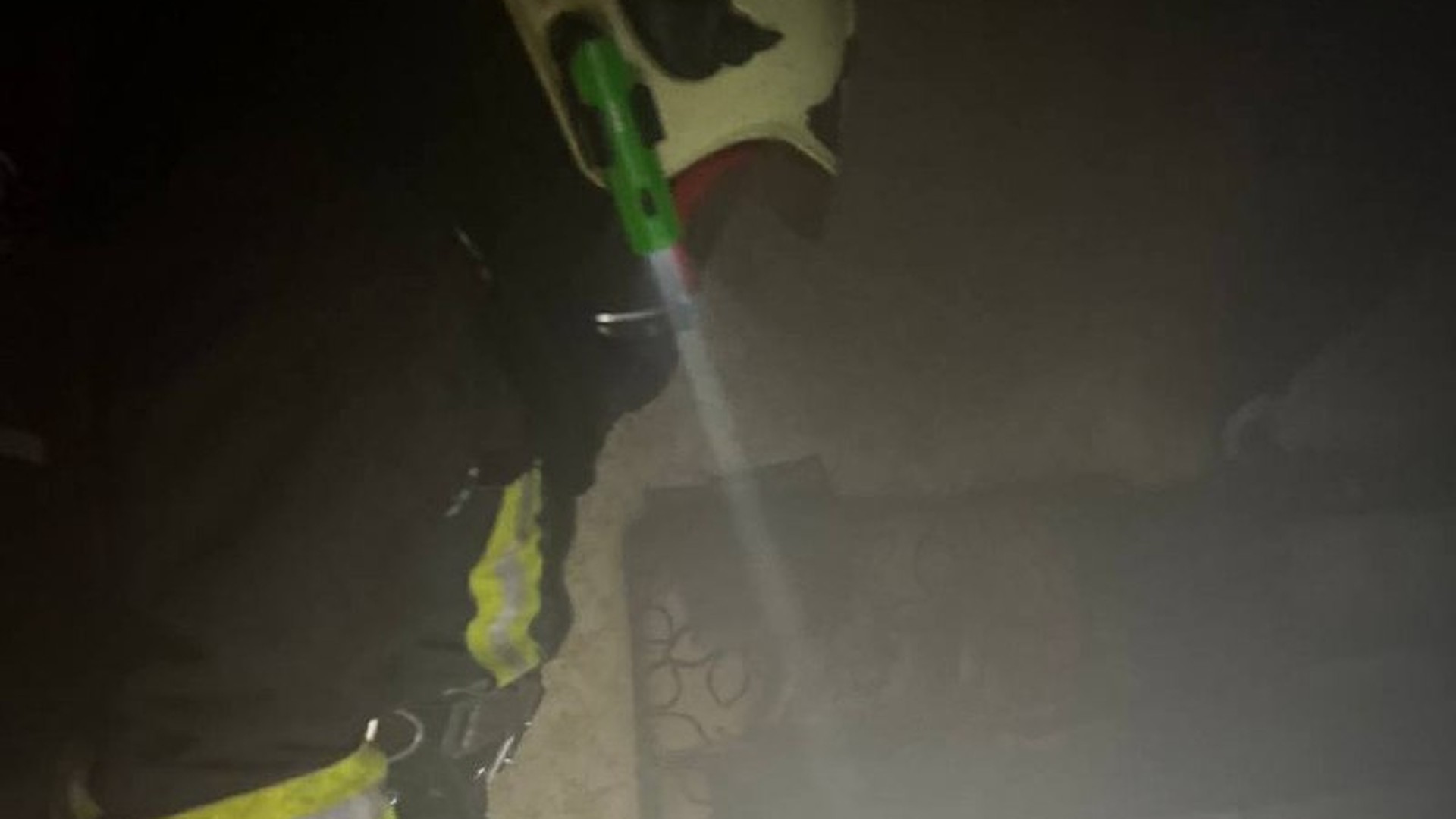 Рятувальники ліквідують пожежу у квартирі дев'ятиповерхового будинку в місті Шептицькому, де загинув чоловік
