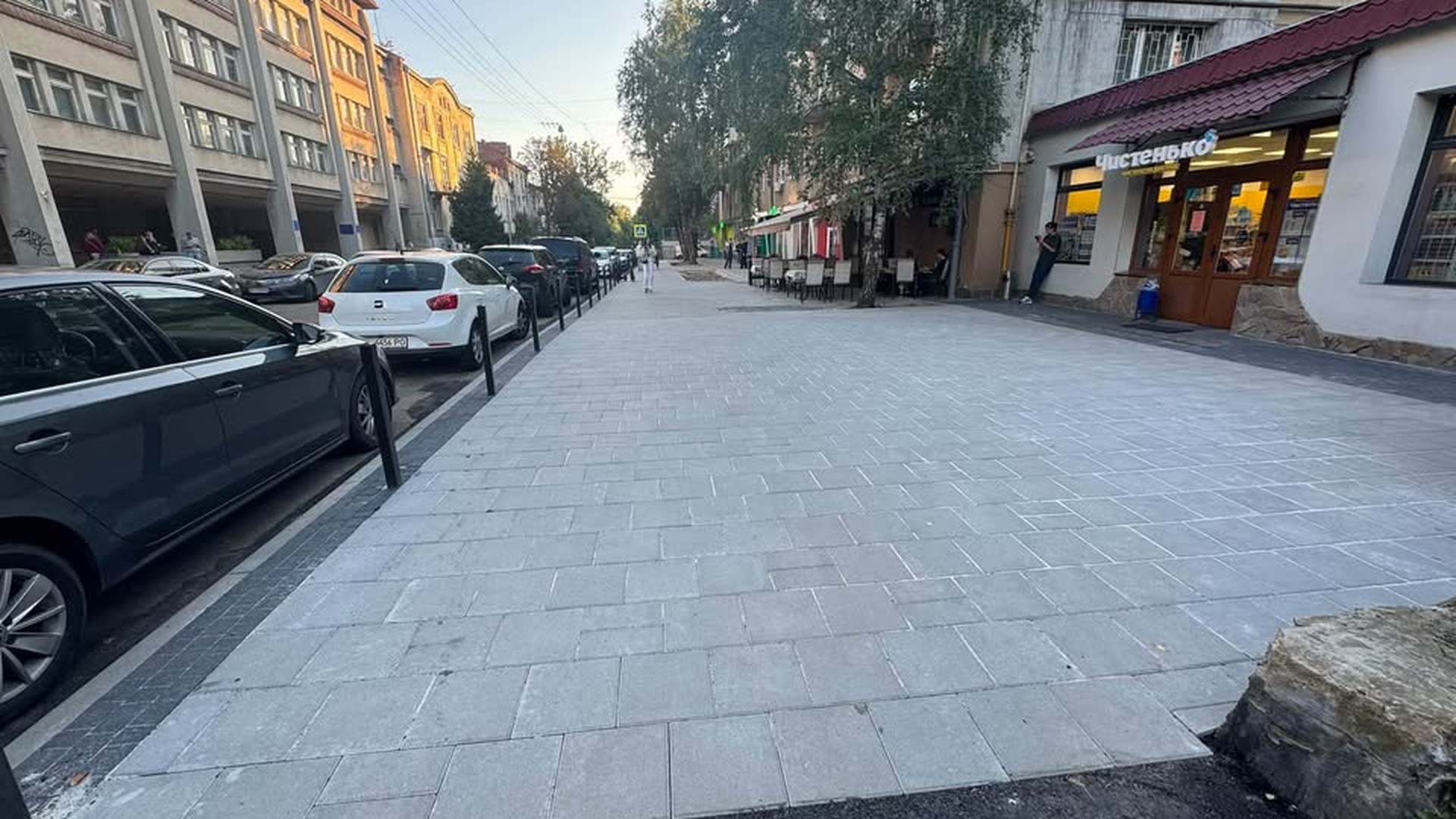 Інклюзивний хідник на вулиці Чупринки, 84 у Львові зі встановленими стовпчиками проти паркування на тротуарі