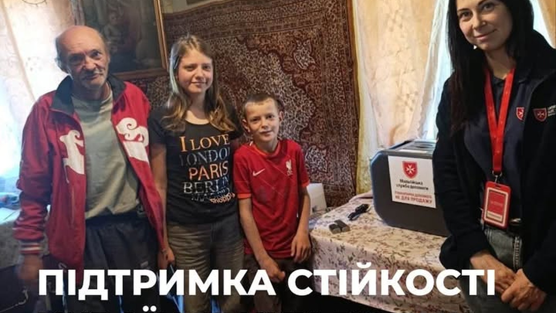 Представники Мальтійської служби допомоги передають портативні зарядні станції родинам із дітьми з інвалідністю у Львові