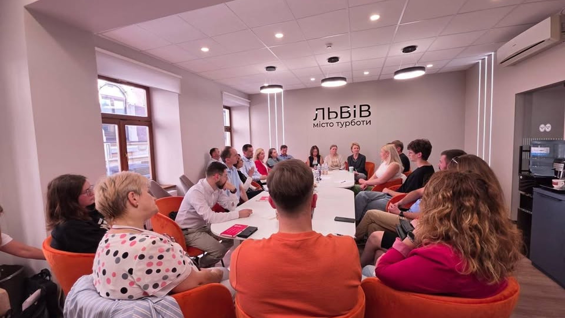 Представники 19 організацій громадського та благодійного сектору на зустрічі у Львові щодо координації дій під час зимових відключень електроенергії