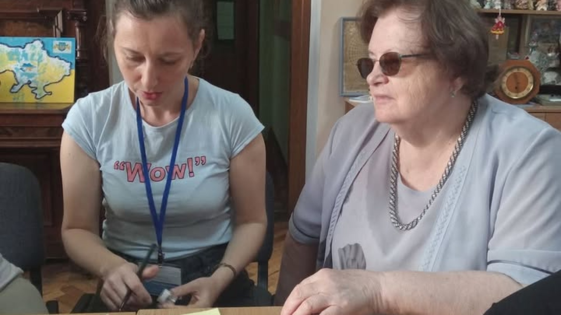 Учасники арттерапевтичного курсу «Творчість, що зцілює» працюють над картою внутрішнього світу на першій зустрічі
