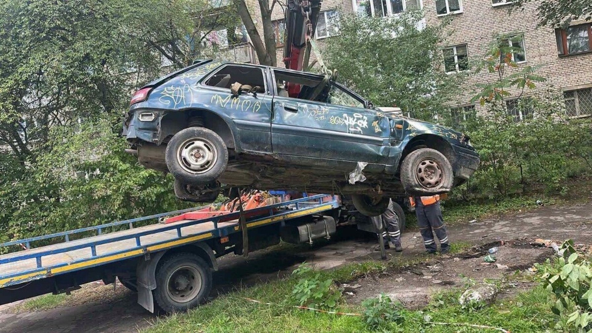 Занедбані автомобілі на вулицях Львова, які перемістили на арештмайданчик — загалом вже 127 авто