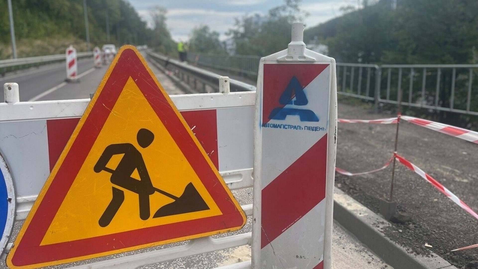 Роботи з укріплення схилу на вулиці Личаківській у Львові біля підприємства «Ензим»