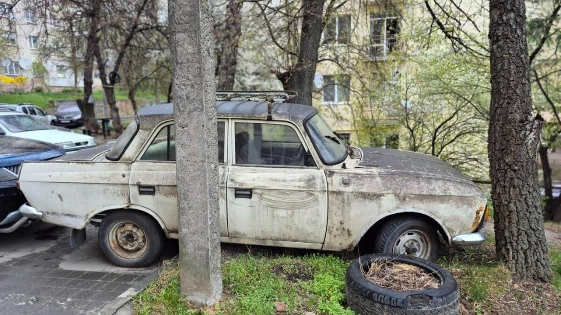 Занедбані автомобілі на вулицях Львова, які комісія вирішила евакуювати на майданчик на вул. Конюшинній