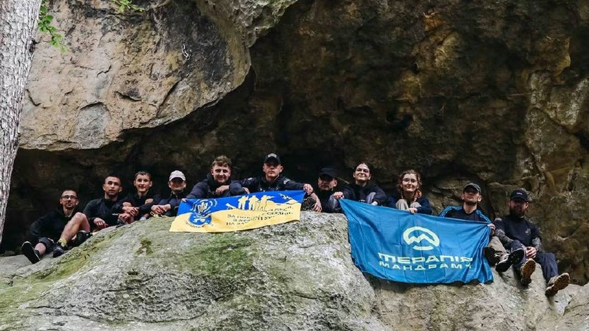 Ветерани та військові під час скелелазіння на природних скельних масивах у селі Ямельниця на Стрийщині в межах проєкту «Терапія мандрами»