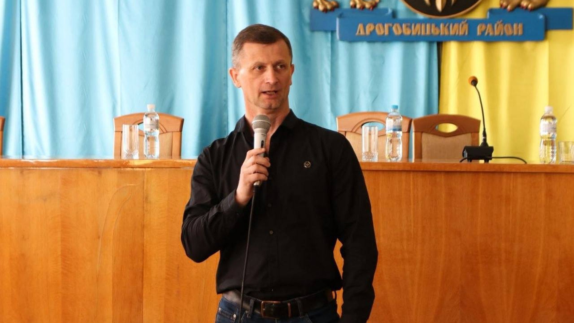 Учасники інформаційної зустрічі щодо підтримки ветеранів у Дрогобичі обговорюють систему допомоги демобілізованим