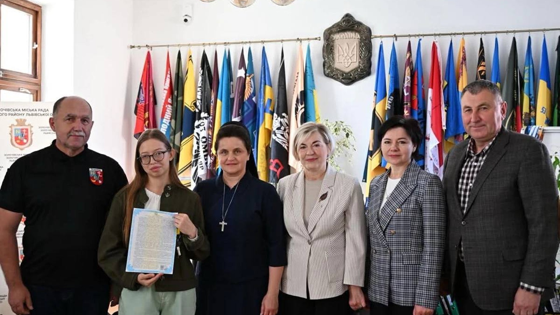 Христина, 21-річна мешканка Золочева, отримує ключі від квартири в межах обласної програми для дітей-сиріт на Львівщині
