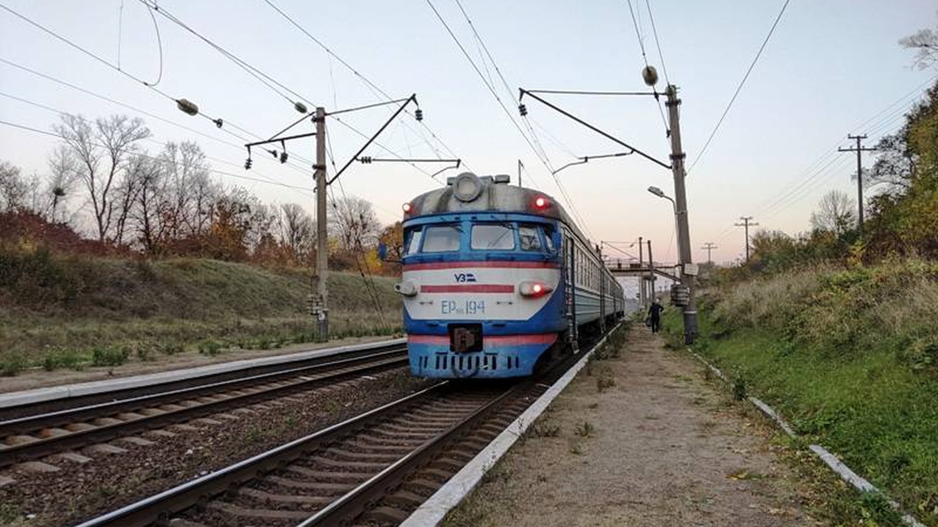 Приміський поїзд Укрзалізниці на залізничній платформі — нові зонові тарифи запроваджено з 15 вересня 2026 року