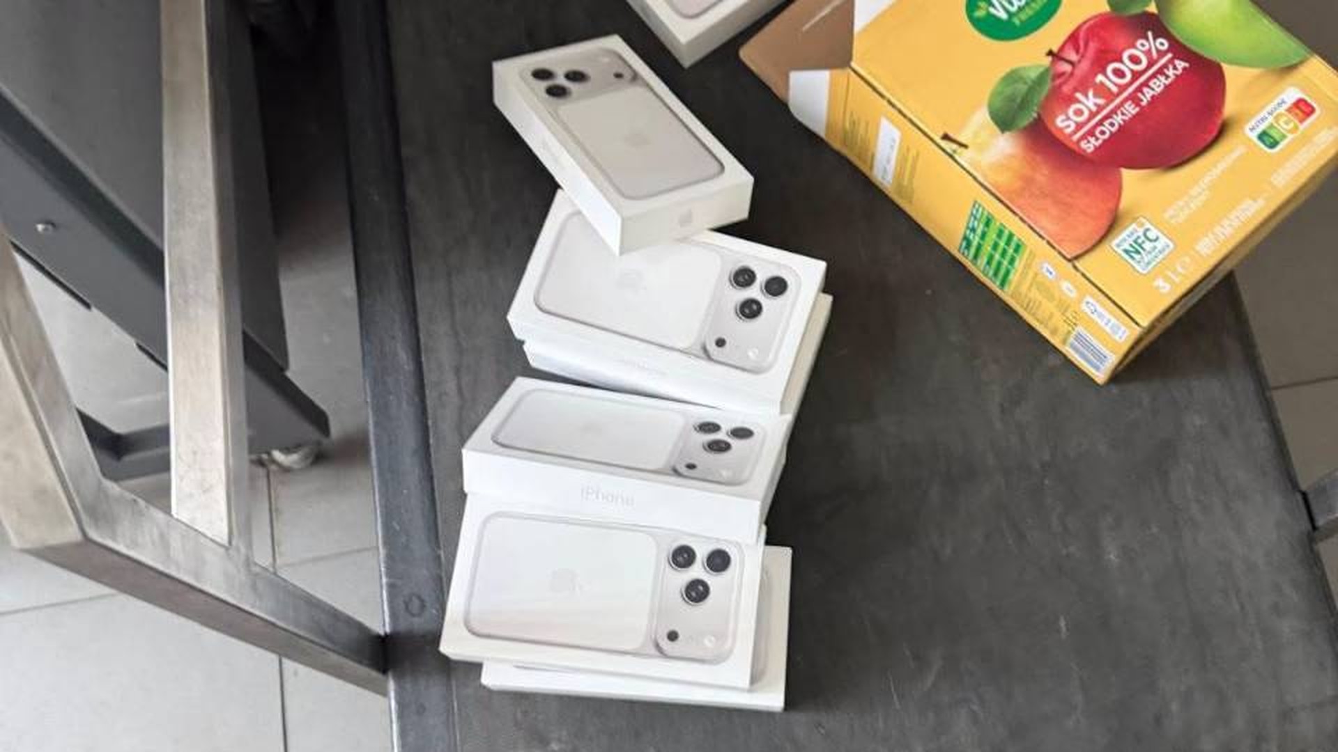 Пункт пропуску Шегині – Медика, де митники виявили 10 iPhone 17 Pro у пачці з-під соку та коробці від капсул для прання