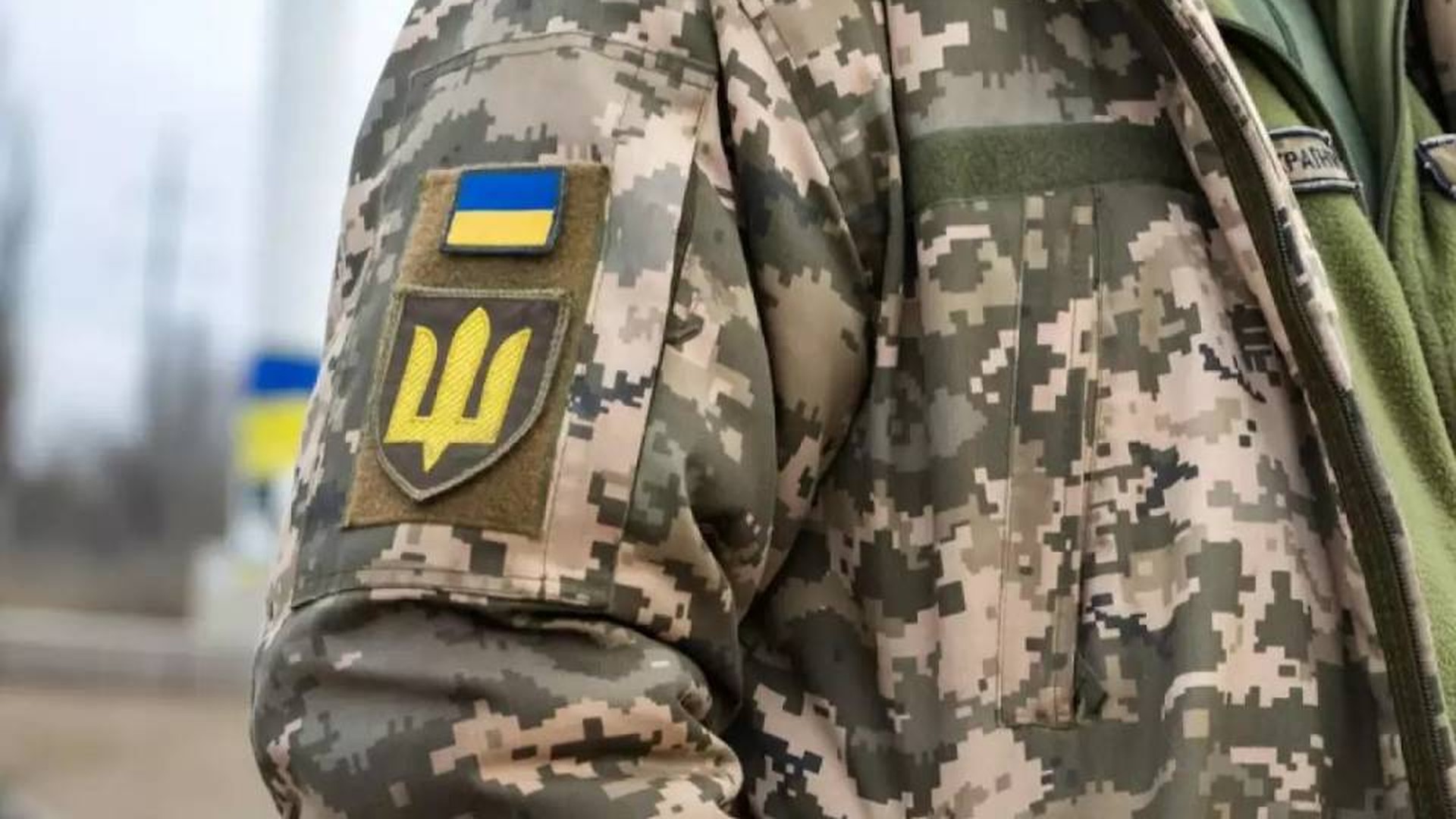 Місце вибуху біля будівлі Стрийського РТЦК у місті Миколаїв Львівської області, де поранено військовослужбовця