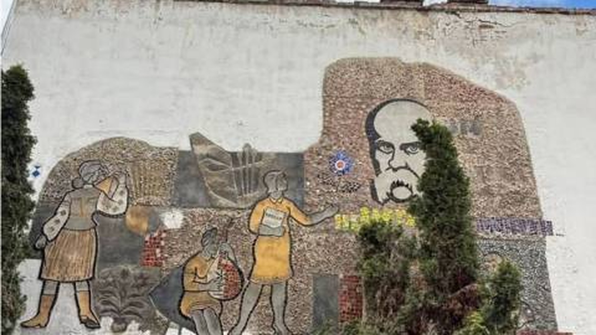 Мозаїчне панно «Львівські будівельники» на фасаді будівлі на вул. В. Стефаника, 16 у Львові, створене в 1964 році