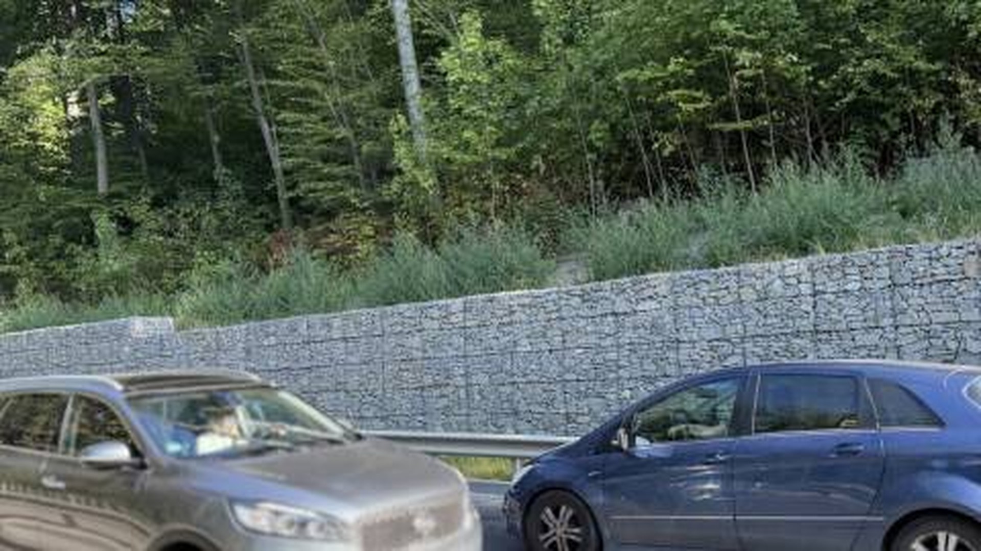 Вулиця Личаківська у Львові — відновлення руху транспорту біля новозбудованої підпірної стінки з габіонів