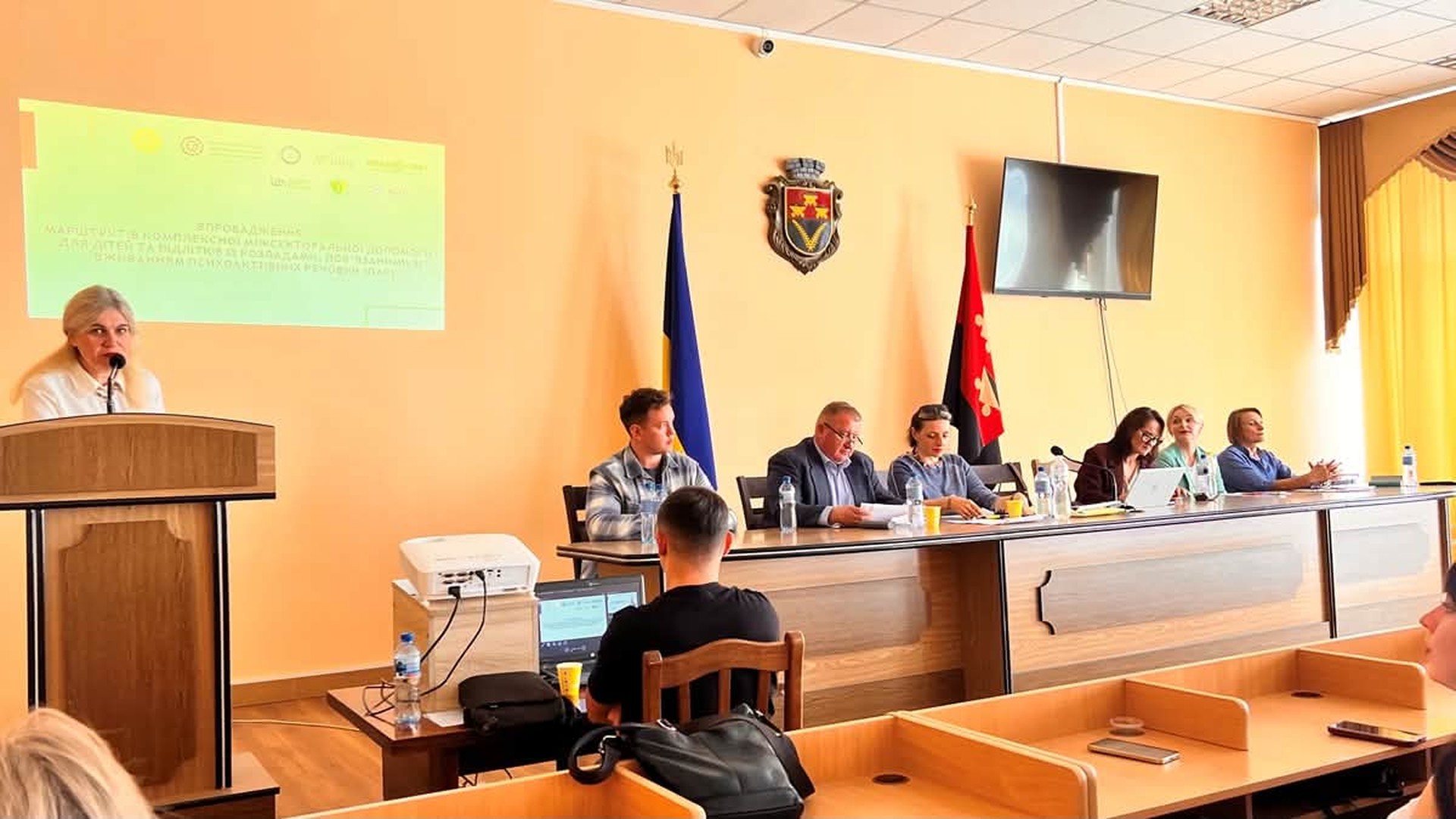 Учасники інформаційної зустрічі у Шептицькій міській раді обговорюють допомогу підліткам із залежністю від психоактивних речовин