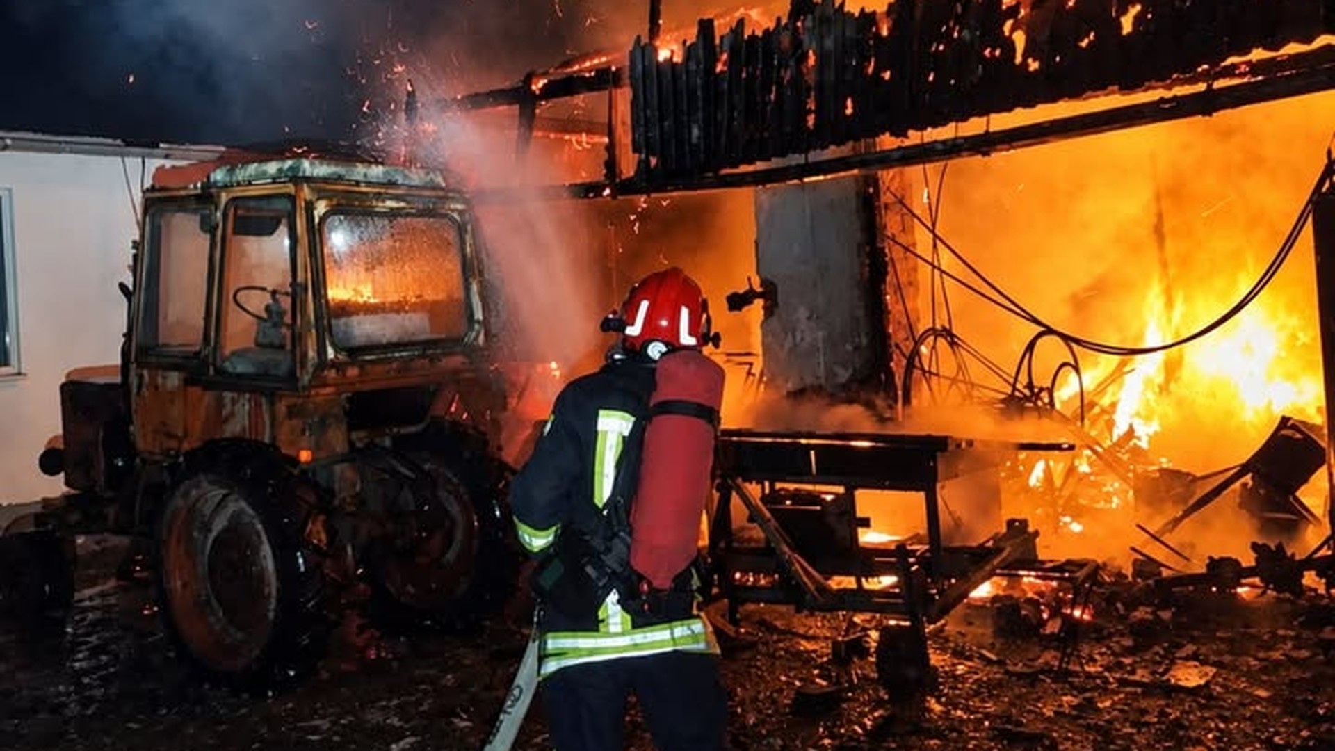 Рятувальники гасять пожежу в господарській будівлі в селі Уріж Дрогобицького району вночі 22 вересня