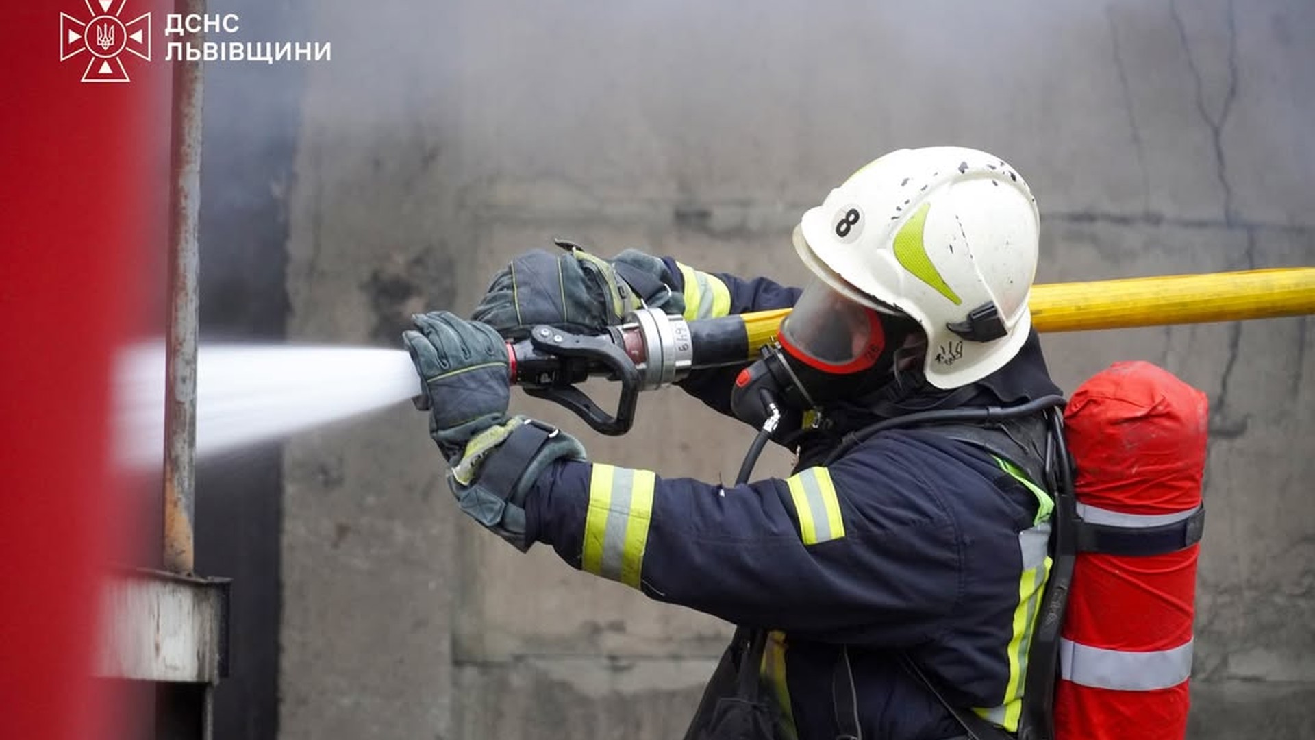 Рятувальники ліквідують пожежу в квартирі п'ятиповерхового будинку у місті Стрий, евакуювали 10 мешканців