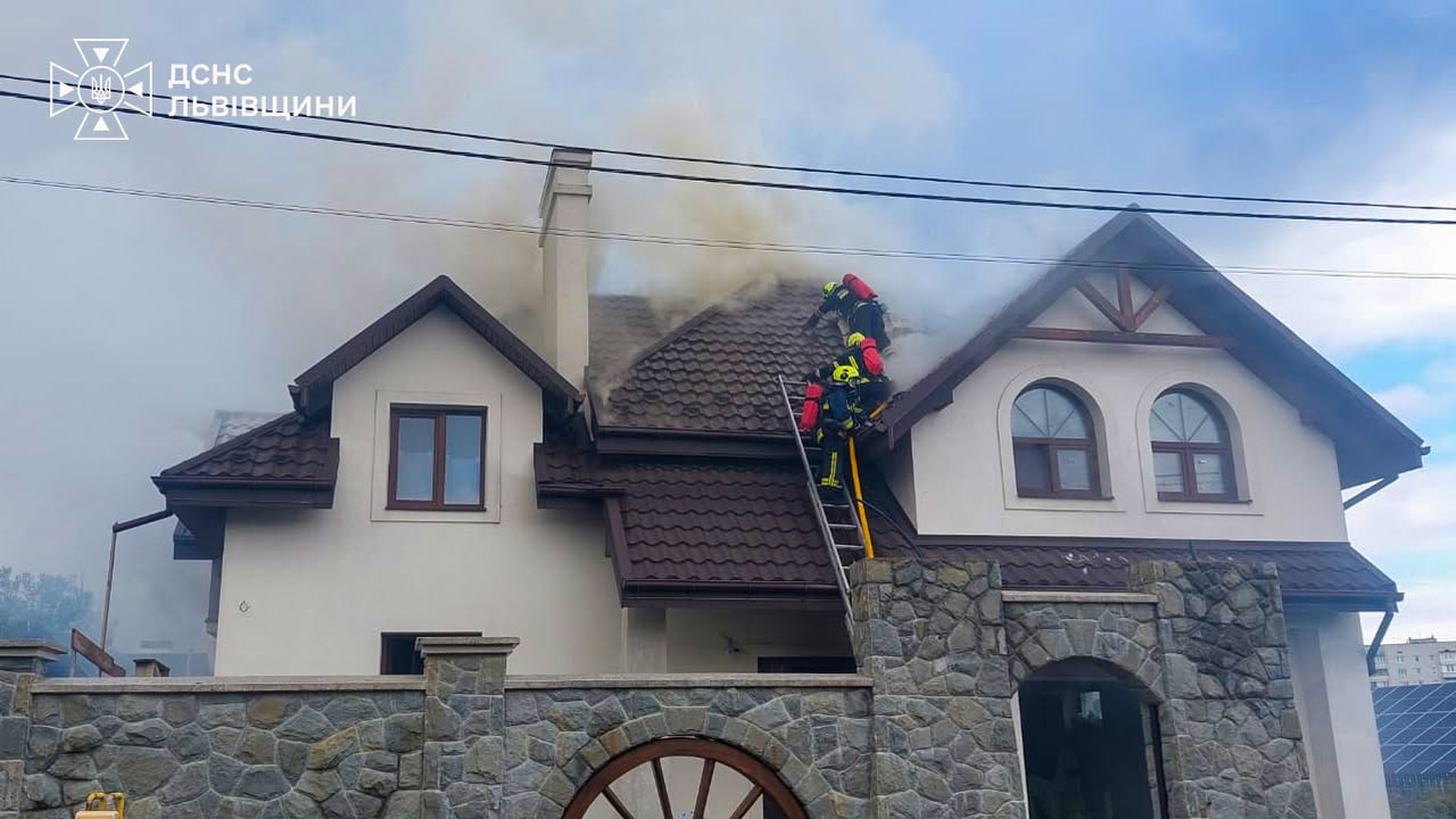 Рятувальники гасять пожежу на даху двоповерхового житлового будинку в Дрогобичі, 22 вересня, 12 бійців і 3 одиниці техніки