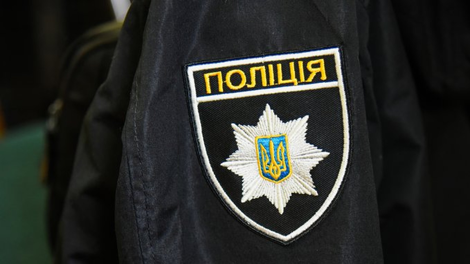 Поліцейські затримують чоловіка на вулиці Шевченка у Львові після погрози стартовим пістолетом 4 вересня
