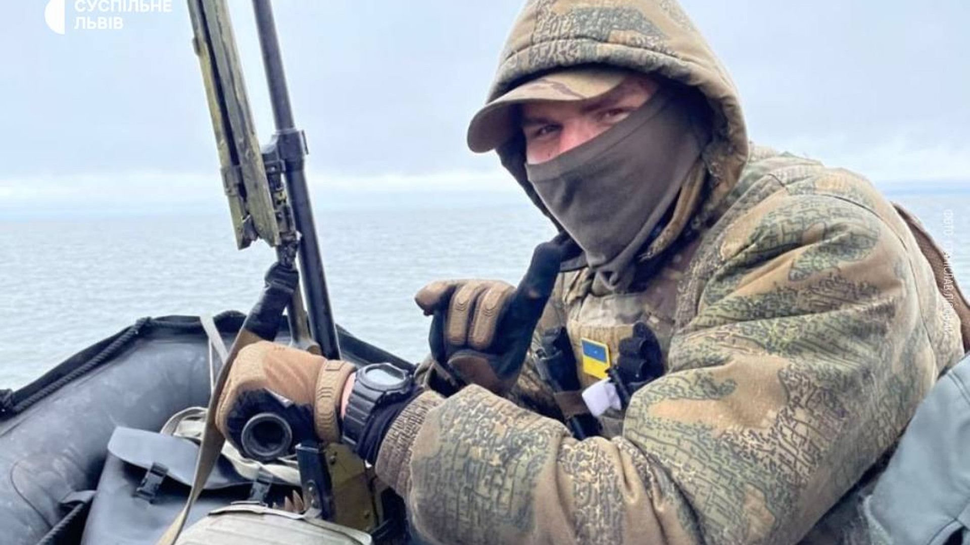 Ветеран ЗСУ Станіслав Лісовий біля власної станції технічного обслуговування «Сто не 200» у Львові, яку він відкрив після поранення й реабілітації
