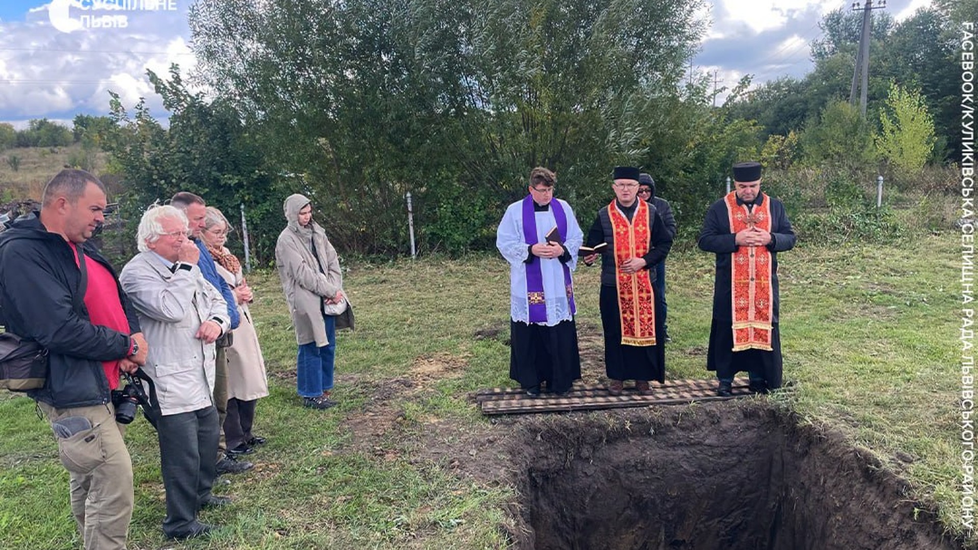 Куликів на Львівщині: перепоховання останків 65 людей, знайдених під час ремонту дороги М-09 поблизу костелу Святого Миколая
