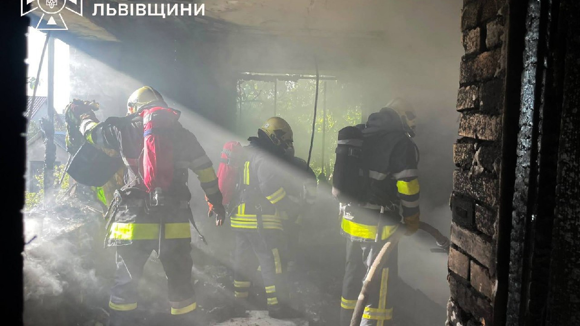 Пожежники гасять пожежу у двоповерховому житловому будинку в Бродах, де загинув власник 1960 року народження
