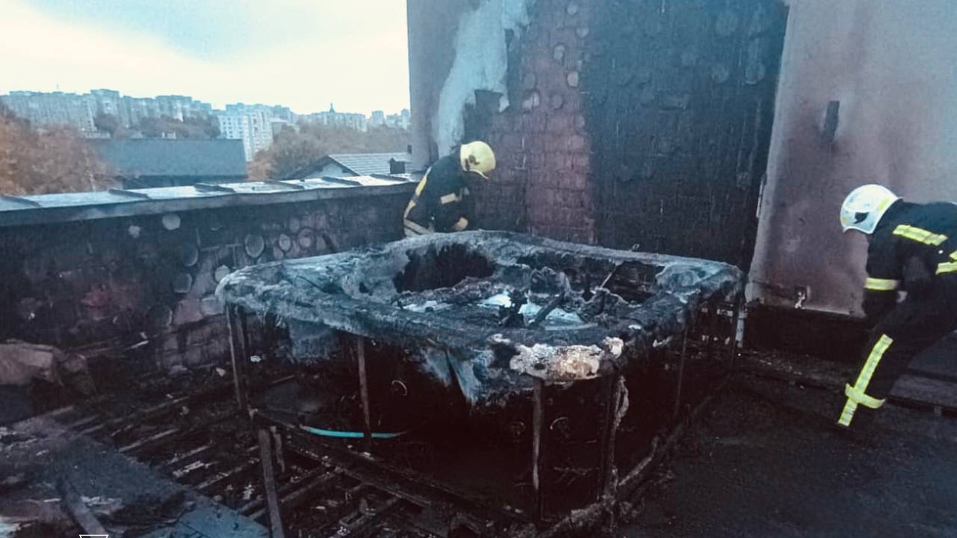 Рятувальники ліквідують пожежу на терасі двоповерхового житлового будинку на вулиці Медової Печери у Львові, площа горіння — 30 кв. м