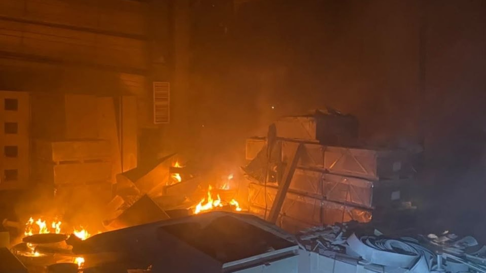 Рятувальники гасять пожежу на підприємстві в Львівському районі після російської атаки, двоє людей постраждали