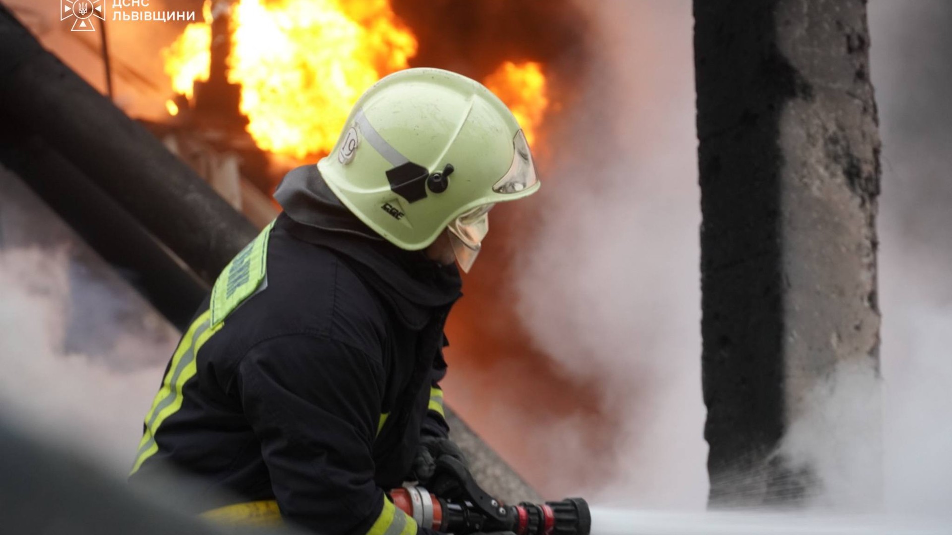 Рятувальники ДСНС Львівщини гасять пожежу — за добу сталося три займання, одна людина загинула