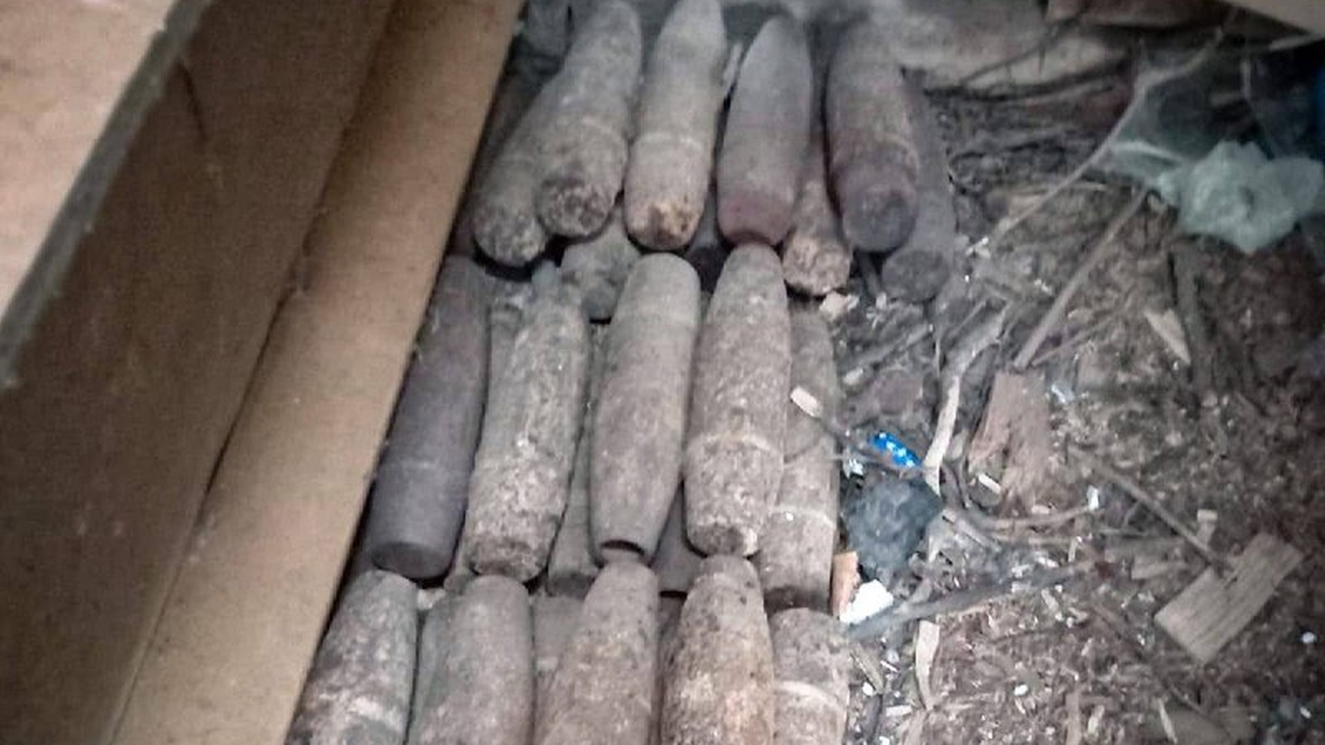 Піротехніки ДСНС знищують артилерійські снаряди часів Другої світової війни, виявлені у господарській будівлі в селі Циків на Золочівщині