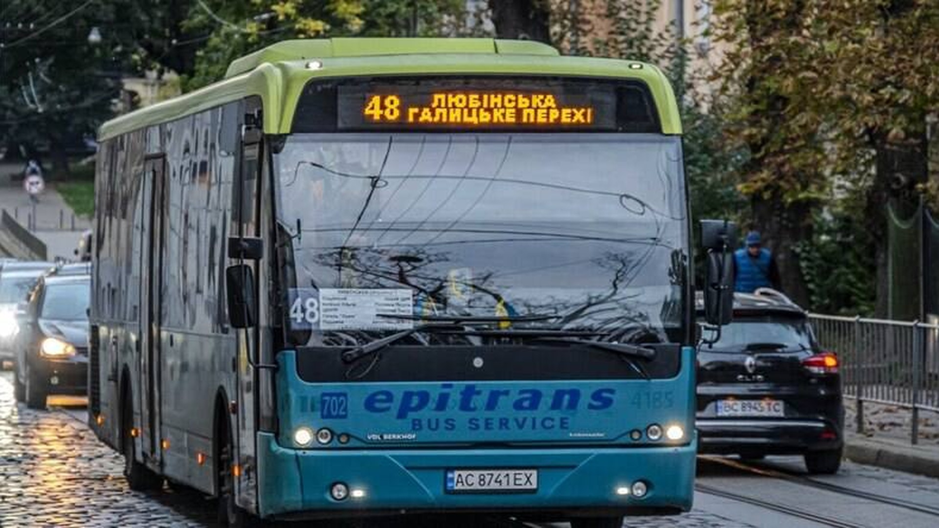 Перехрестя проспекту Чорновола та площі 700-річчя Львова біля Forum Lviv після розширення проїзної частини для автобусів №20 і №48