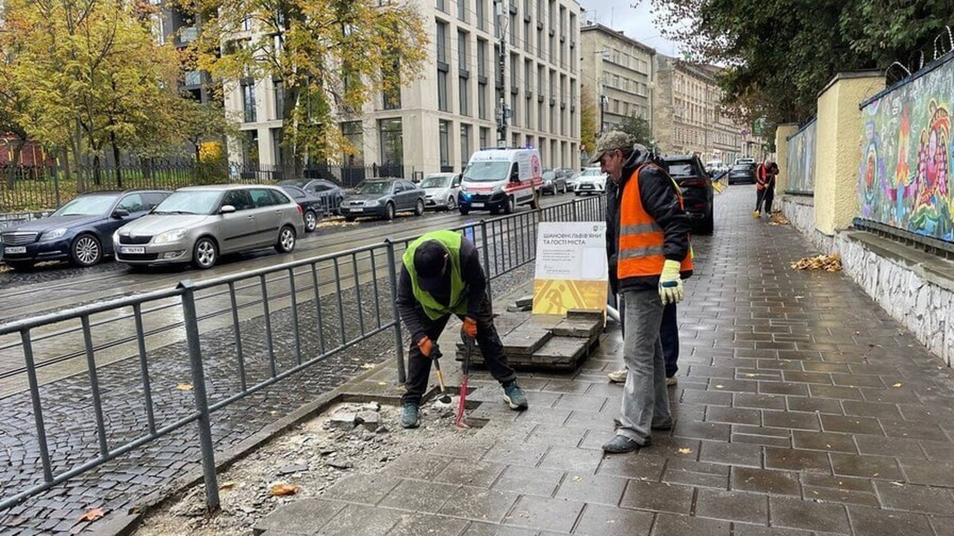 Будівельні роботи на зупинці громадського транспорту на вулиці Личаківській, 26 у Львові біля госпіталю