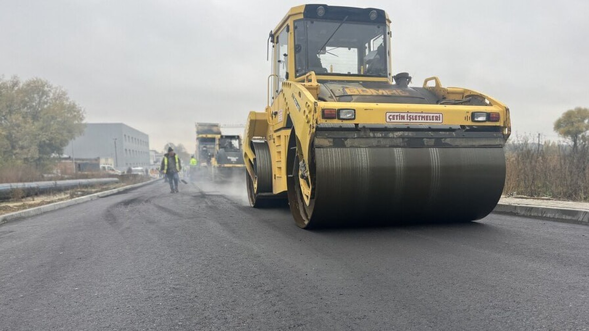 Заасфальтована ділянка вулиці Пластової у Львові, де раніше була ґрунтова дорога від перехрестя з вулицею Бескидською