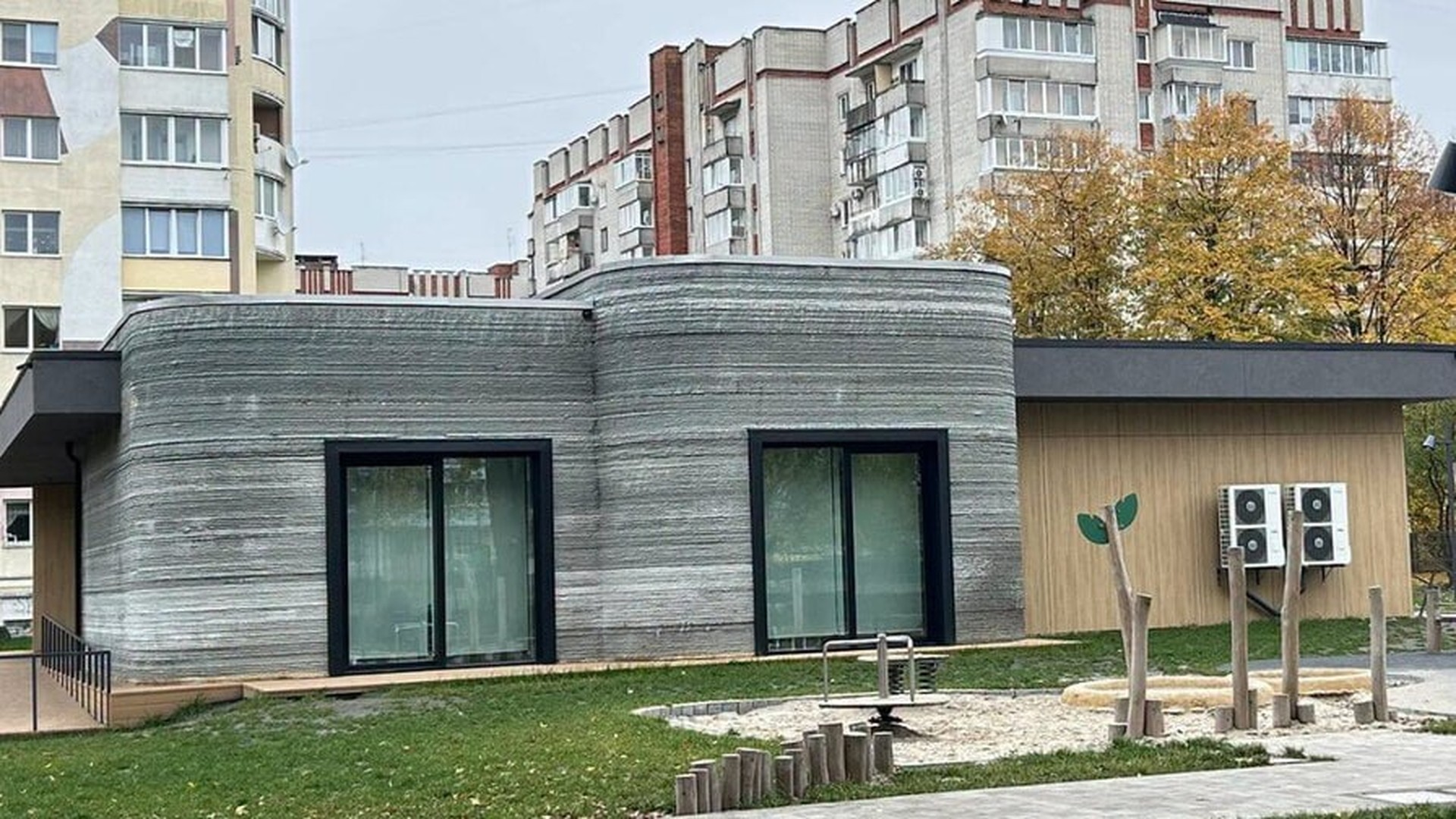 Територія біля першої в Україні 3D-школи на вулиці Варшавській у Львові після завершення благоустрою з новим парканом