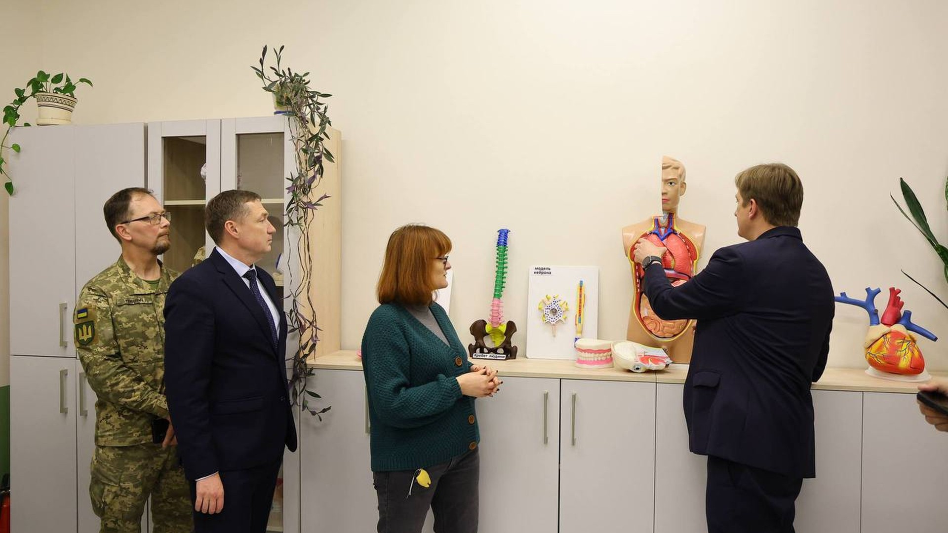 Міністр освіти Андрій Бутенко оглядає цифрові лабораторії Львівського ліцею імені Героїв Крут, де навчаються 437 вихованців