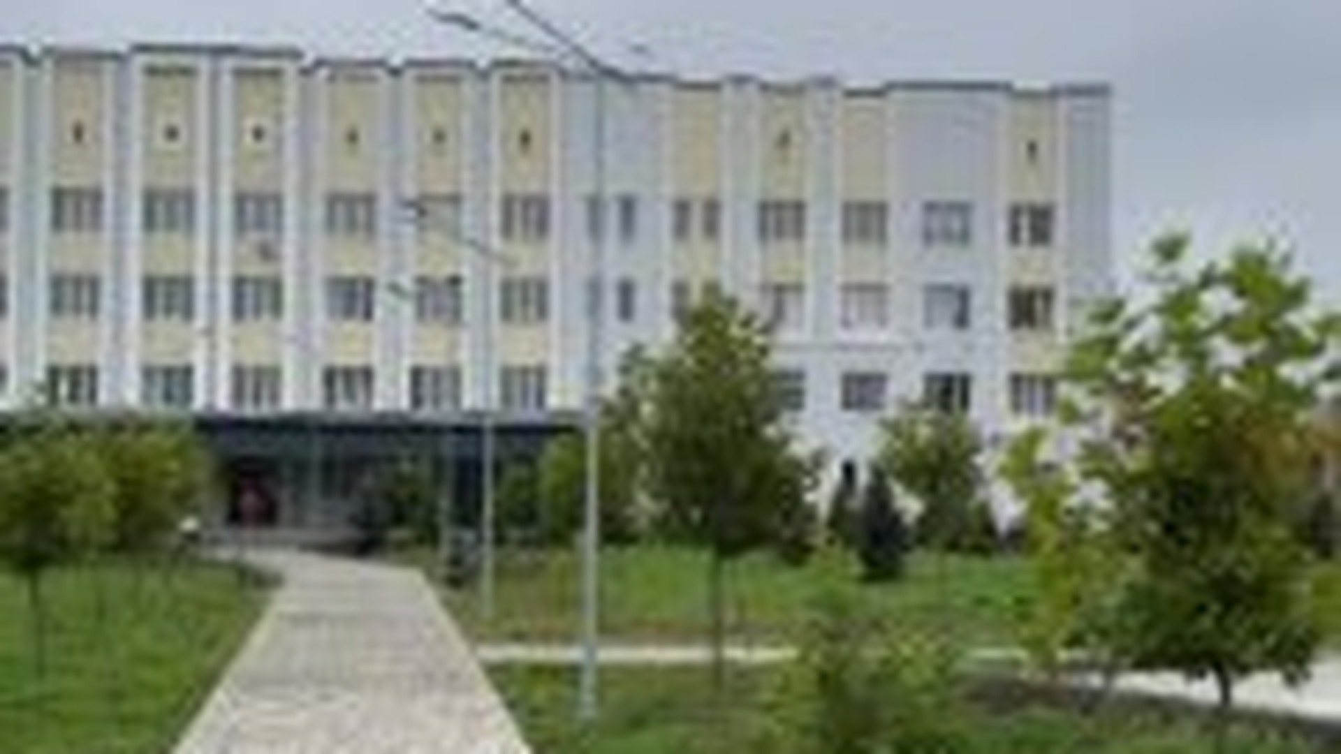 Мостиська міська лікарня, на даху якої встановлена сонячна електростанція для енергетичної автономності медзакладу