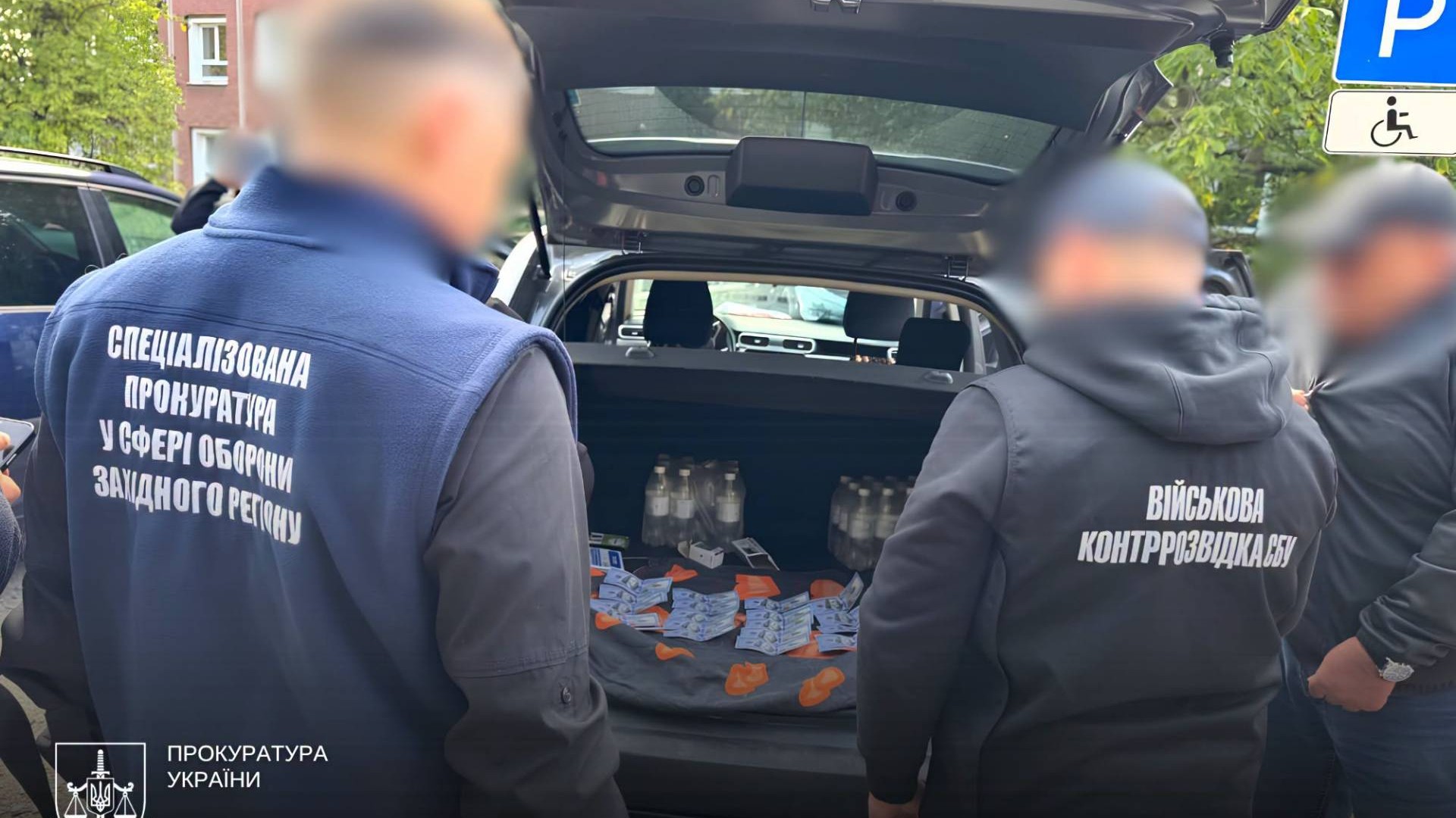 Правоохоронці затримали лікарку львівського госпіталю та її спільника за виготовлення фіктивних медичних довідок для військових за хабарі