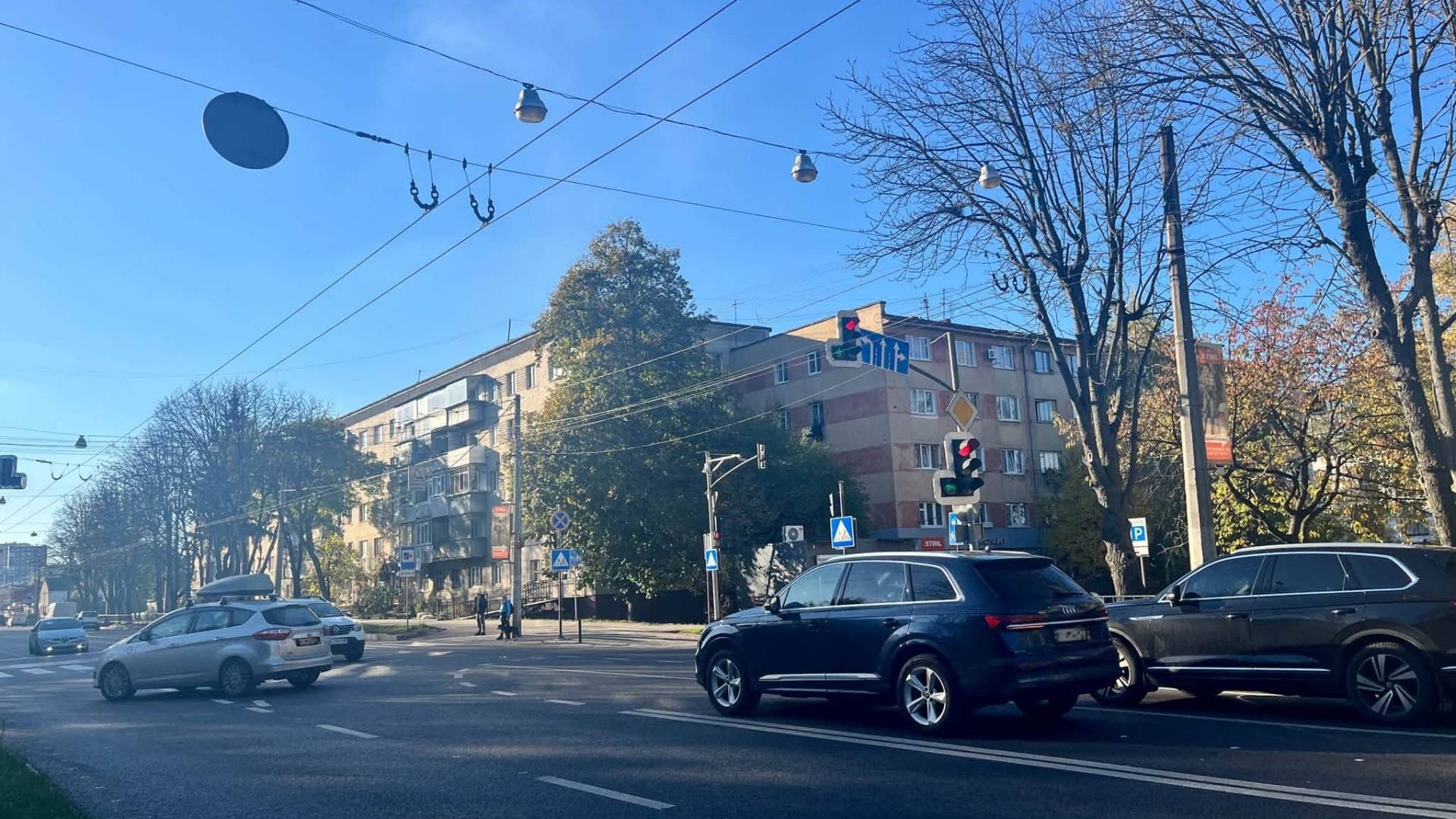 Перехрестя вулиць Городоцької, Самбірської та Величка у Львові, де облаштували додаткові смуги для повороту ліворуч і нові секції світлофорів