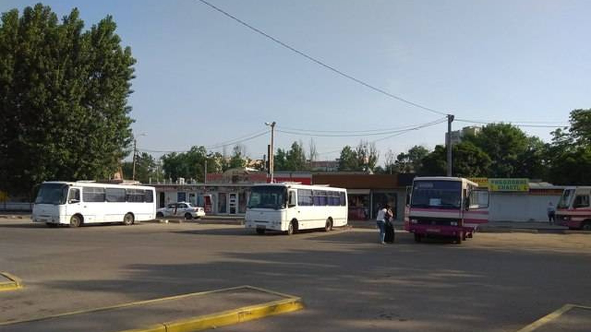 Пасажир прикладає банківську картку до валідатора в приміському автобусі на Львівщині під час зміни порядку оплати