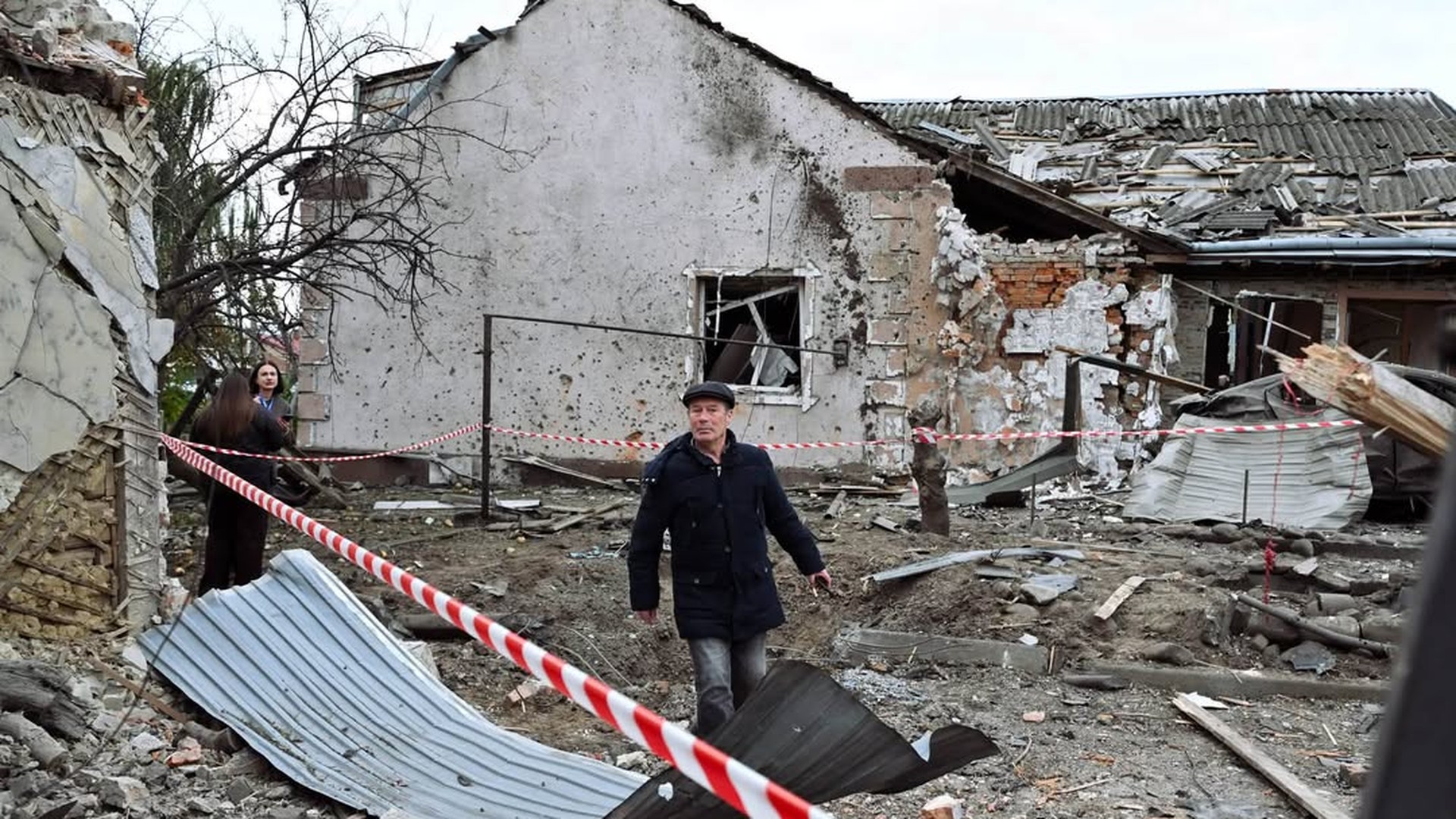 Пошкоджені будинки в Малехові після падіння ворожого безпілотника — зруйновані покрівлі та вибиті вікна на вулиці Дороша
