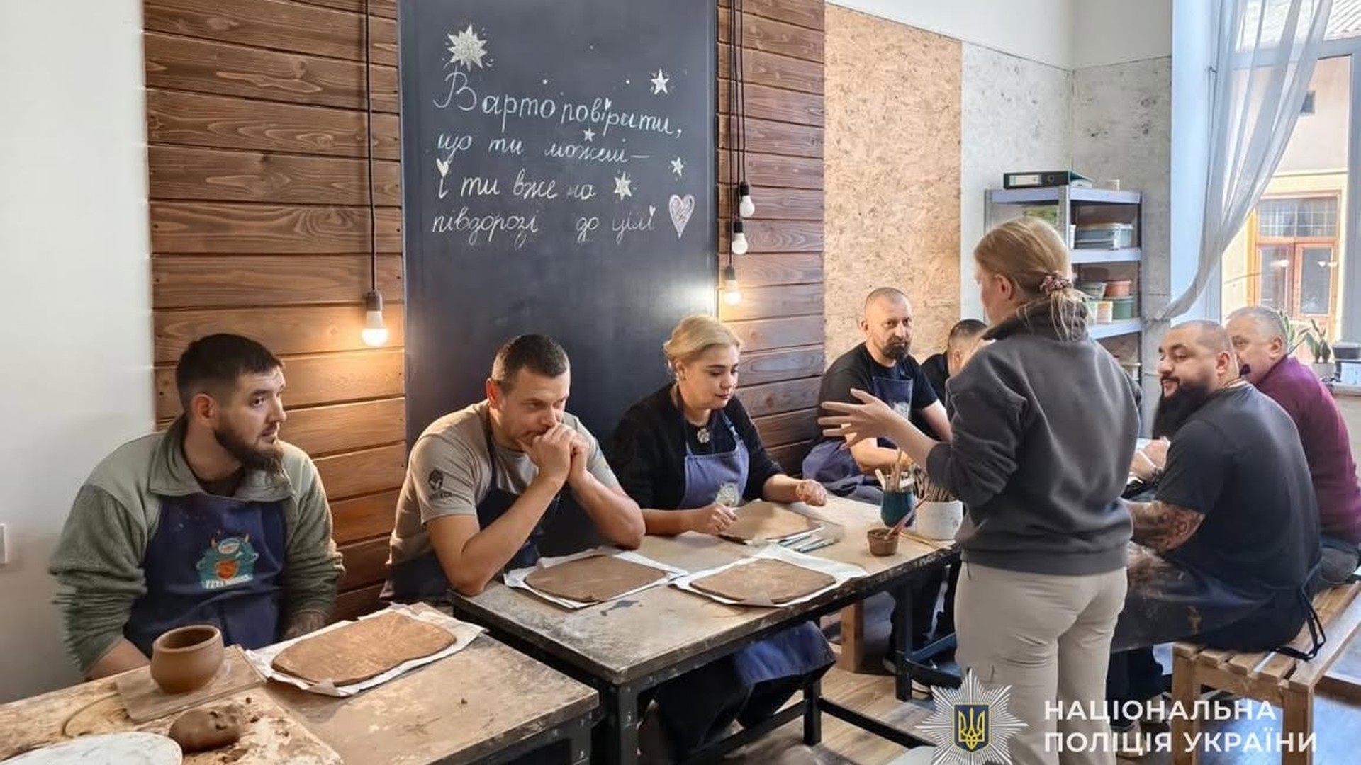 Поранені бійці батальйону КОРД зі Львівщини ліплять вироби з глини під час майстер-класу з арт-терапії у студії гончарства