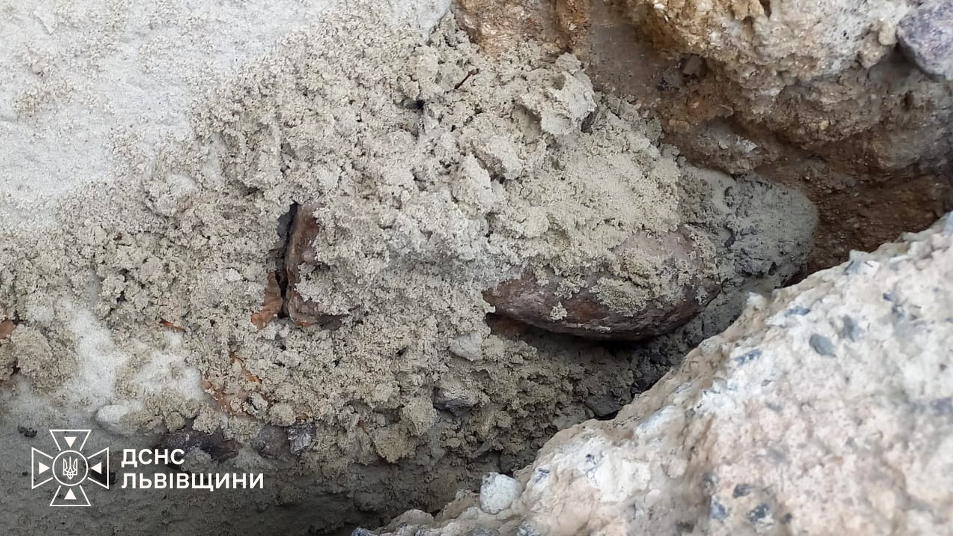 Піротехніки ДСНС знищують мінометну міну часів Другої світової війни, знайдену у селі Великий Дорошів Львівського району