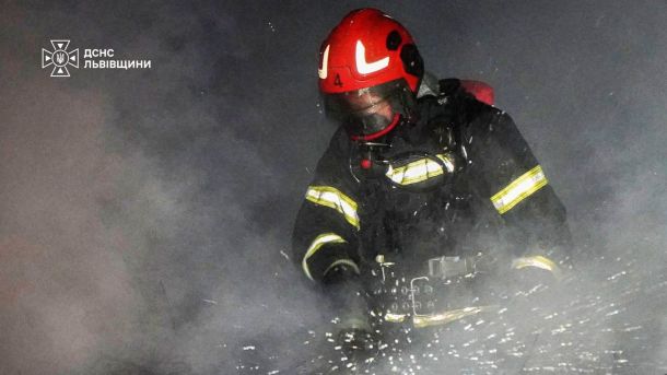Рятувальники ліквідовують пожежу у квартирі на шостому поверсі дев'ятиповерхівки на вул. Науковій у Львові